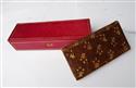 Handvergoldete Briefmarkenkassette aus rotem Leder; Handvergoldetes Fotoetui aus braunem Leder